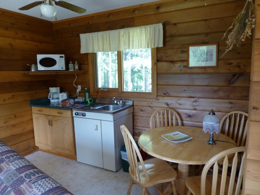 Mica Mountain Lodge & Log Cabins Tête Jaune Habitación foto